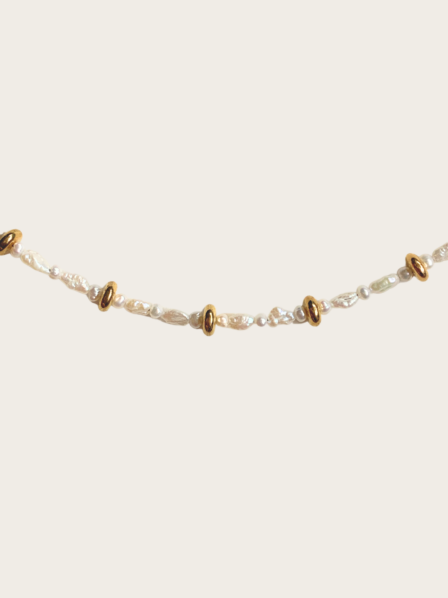 Villa Necklace in White Pearl